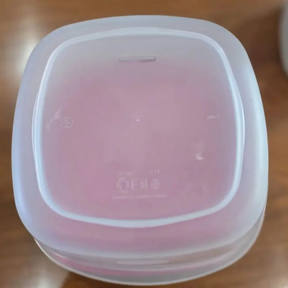 Rubbermaid 14 cups. Servin Saver Square Container w/Easy Find Red Lid
